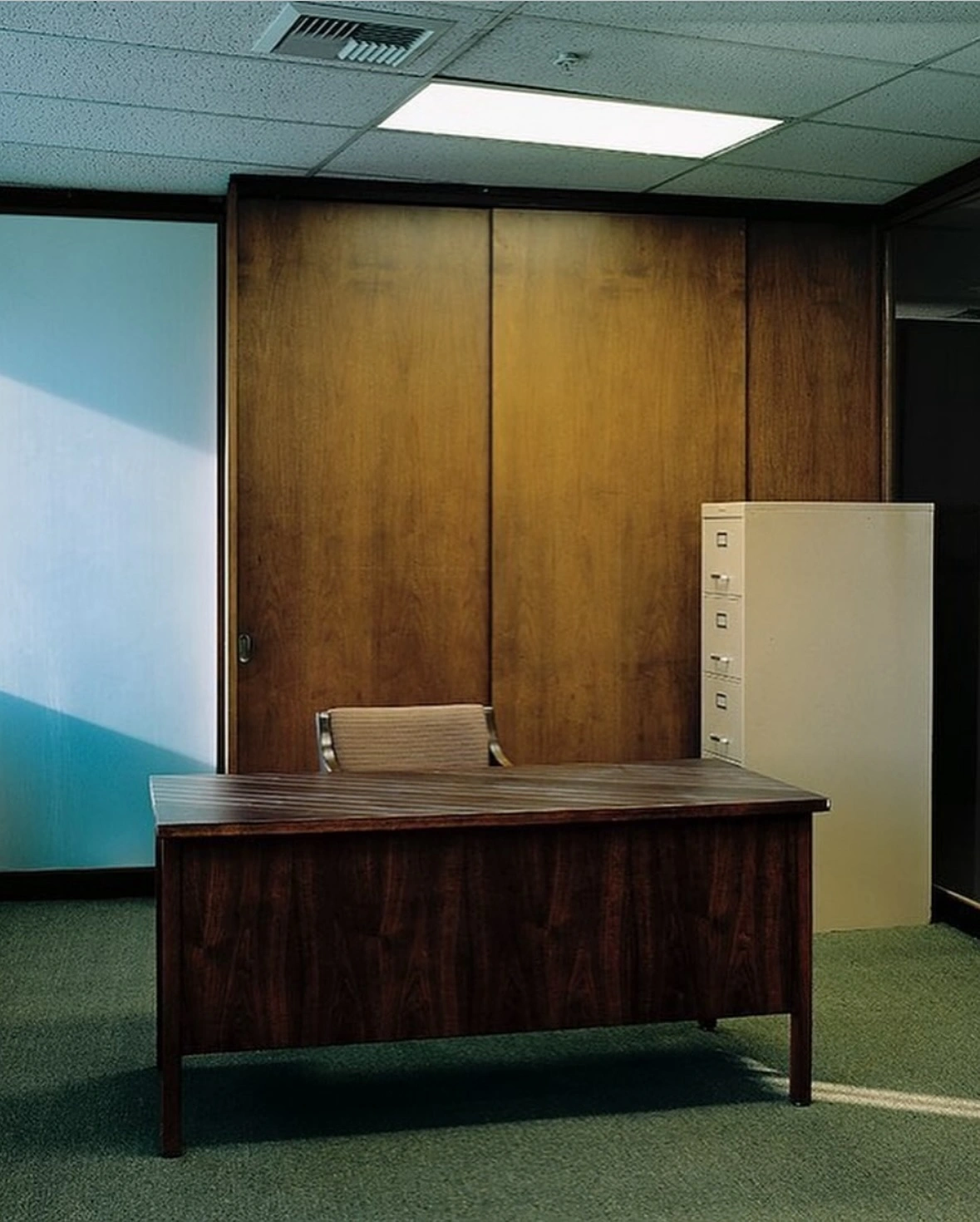 Lars Tunbjörk, Office, 03: Food industry, Tokyo 1999